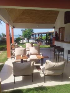 姆布尔Terra Lodge Sénégal的庭院配有白色的桌椅和桌椅