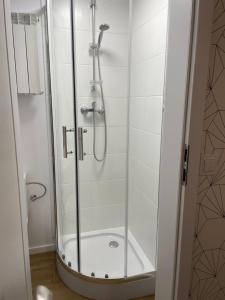 索波特Stylowy pokój dla dwojga w zacisznej okolicy的浴室里设有玻璃门淋浴