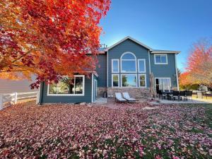 拉夫兰Family-friendly Home on Boyd Lake, Gorgeous Views!的院子里有秋叶的房子