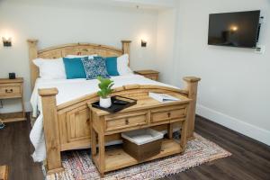 圣奥古斯丁Pomar House的一间卧室配有一张木床和木桌