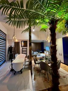 布拉戈耶夫格勒ROOF TOP LUXURY的一间客厅,配有棕榈树和一张桌子