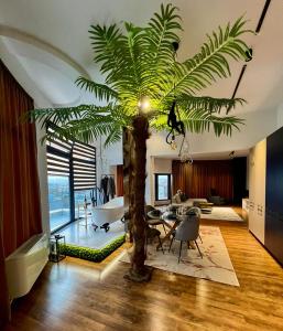 布拉戈耶夫格勒ROOF TOP LUXURY的中间有棕榈树的客厅