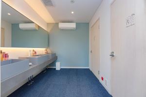 仓敷OKAYAMA GLAMPING SORANIA - Vacation STAY 73233v的浴室设有2个水槽和镜子