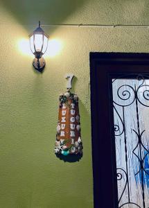 阿尔玛·迪·塔吉亚Luxury Tugurio的绿色墙上的灯,上面装着袋子