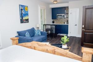 圣奥古斯丁Pomar House的客厅配有床和蓝色沙发