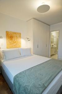 里约热内卢Conforto e beleza no Leblon - VA202 Z1的卧室配有一张白色大床