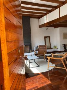 利马Vistamar Duplex的客厅设有木门和沙发