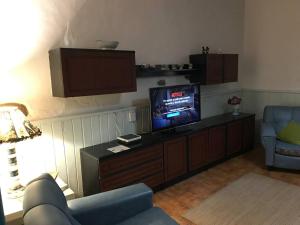 阿古伊梅斯Casa Mamatita的带沙发和电视的客厅
