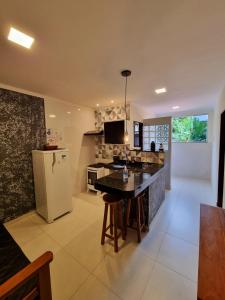 圣若热岛Village São Jorge - Guest Apartment的厨房配有白色冰箱和台面