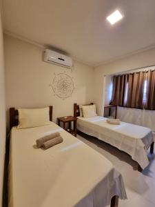 圣若热岛Village São Jorge - Guest Apartment的客房设有两张床和窗户。
