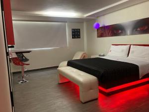 墨西哥城HOTEL HUIPULCO的一间卧室配有一张床和一张沙发