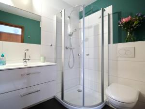 哈里斯莱Ostsee, wunderschöne Wohnung mit Meerblick的带淋浴、卫生间和盥洗盆的浴室