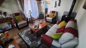 比亚里卡Hospedaje Los Tatis的客厅配有沙发和桌子