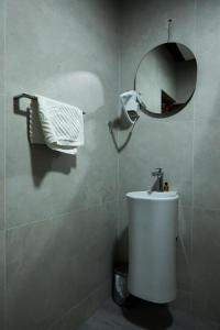 普里什蒂纳Amico Hotel的浴室设有白色的卫生间和镜子