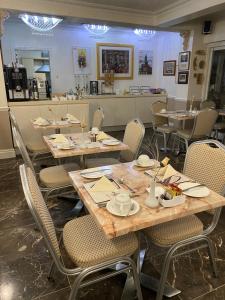 埃文河畔斯特拉特福克罗弗特宾馆的一间带桌椅和柜台的用餐室