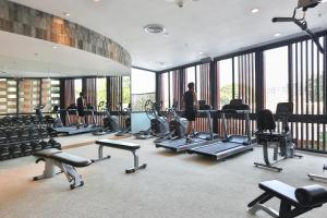 Eastin Tan Hotel Chiang Mai的健身中心和/或健身设施