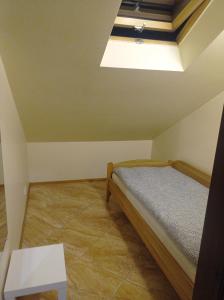 维尔纽斯Apartment parking loft Akaciju的一间小卧室,配有一张床和一个天窗