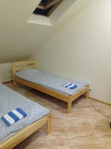 维尔纽斯Apartment parking loft Akaciju的一间客房内配有两张双层床的房间