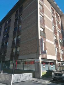 安道尔城Appartement Gipsa III - WIFI - PARKING PRIVÉ的前面有停车位的建筑