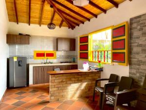 洛斯桑托斯Hacienda El Encanto的厨房配有柜台和冰箱。