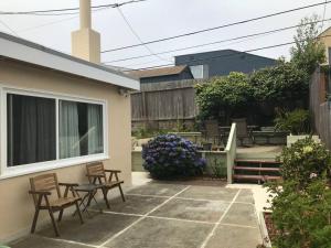 达利城2 bedroom house or Private Studio in quiet neighborhood near SF, SFSU and SFO的后院设有带桌椅的庭院。