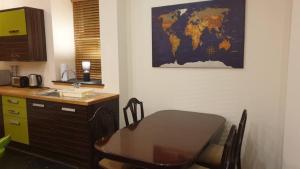 威克Ensuite Rooms的厨房配有桌子和墙上的地图