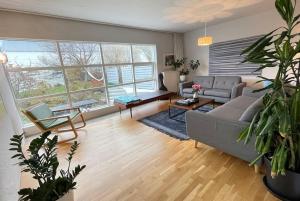 Modern family friendly house in Reykjavik的休息区