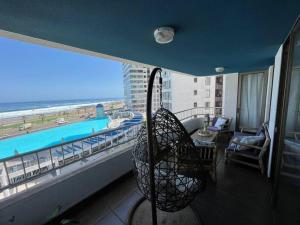 伊基克apartamento con vista al mar y piscina.的客房设有海景阳台。