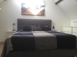 皮尔默伦德Appartementen Purmerend A的一间卧室,卧室内配有一张大床