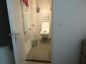 皮尔默伦德Appartementen Purmerend A的一间位于摊位的卫生间浴室