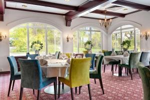 斯德哥尔摩贝斯特韦斯特皇家之星酒店的用餐室设有桌椅和窗户。