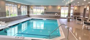 大急流城Best Western Plus Grand Rapids MN的酒店大堂的游泳池,设有餐厅