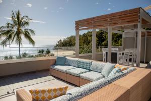 努萨角Netanya Noosa Beachfront Resort的海景天井上的沙发