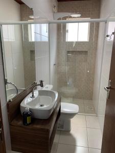 帕罗卡Ocean Residence的一间带水槽、卫生间和淋浴的浴室