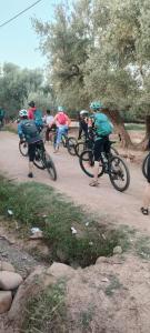 阿伊特乌里尔Dar Tadout的一群人骑着自行车在土路上
