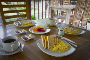珀尼达岛Maharga Bungalows的餐桌,早餐盘和咖啡盘