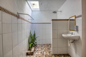 珀尼达岛Maharga Bungalows的一间带水槽和镜子的浴室