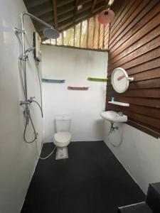 象岛Happy Hippy House2的一间带卫生间和水槽的浴室