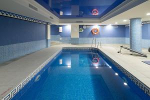 内尔哈托波萨阿帕尔图里斯酒店的游泳池,位于酒店带游泳池的客房
