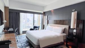 香港唯港荟的酒店客房设有一张床和一个大窗户