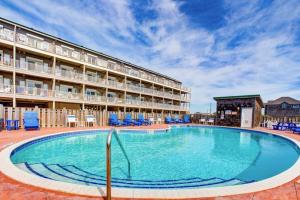 哈特勒斯Hatteras Hospitality 806 #101DS-H的酒店前方的大型游泳池