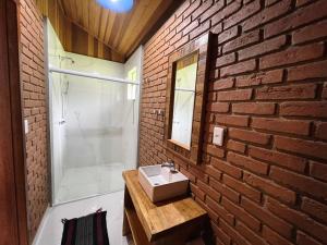 维奥康德马奥Chalés Das Estrelas的一间带水槽和砖墙的浴室