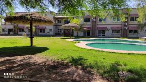 VillamontesHotel Tuunteytas的一座带游泳池和大楼的度假村