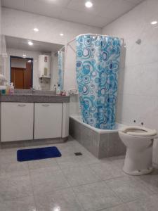 贝伦埃斯科巴Studio Estrada Escobar的浴室配有卫生间、淋浴和盥洗盆。