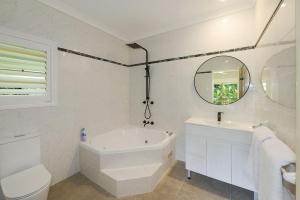 North AvocaThe Acreage Boutique Guesthouse的白色的浴室设有浴缸、水槽和镜子