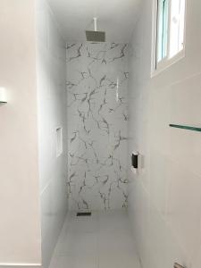 莫阿尔博阿HARMAN SUITES Moalboal的白色浴室,墙壁破裂