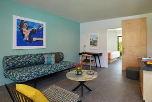 棕榈泉Twin Palms Resort - A Gay Men's Resort的客厅配有沙发和桌子