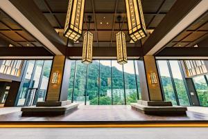 JozankeiGrand Blissen Hotel Jozankei的大型客房设有美景大窗户。