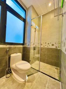 富国BISTRO HOTEL Grand World Phú Quốc的一间带卫生间和淋浴的浴室