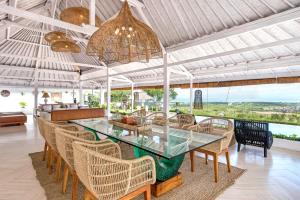 乌鲁瓦图Villa Puri Balangan的一间设有玻璃桌和椅子的用餐室